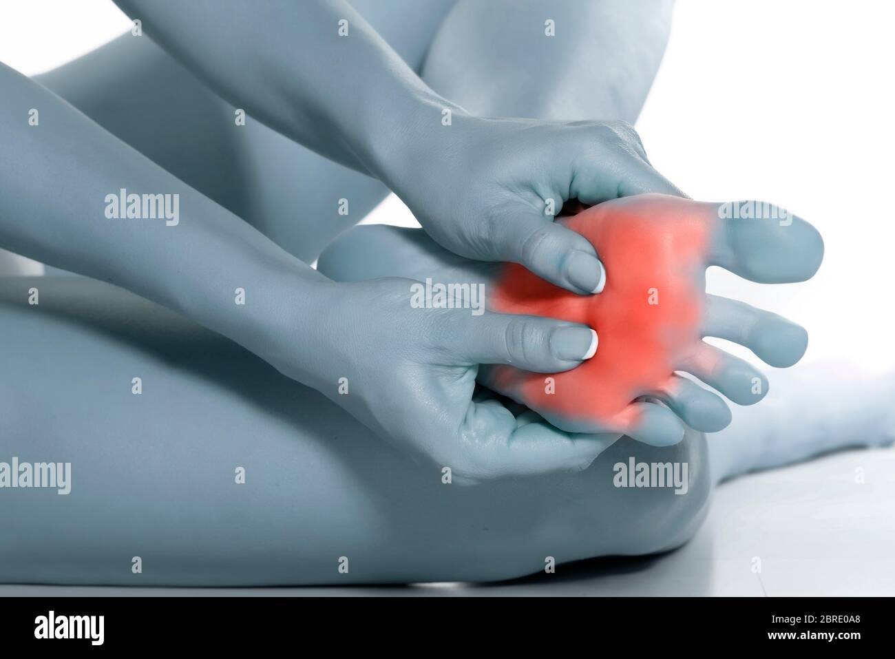 donna massaggiando il suo piede doloroso su sfondo bianco Foto Stock