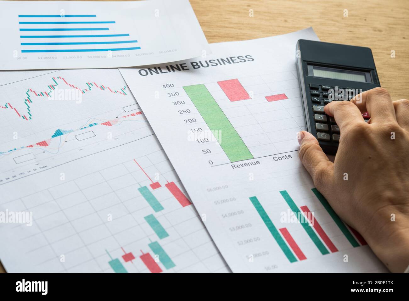 Giovane azienda impegnata a lavorare, imprenditore che analizza informazioni finanziarie come grafica Foto Stock