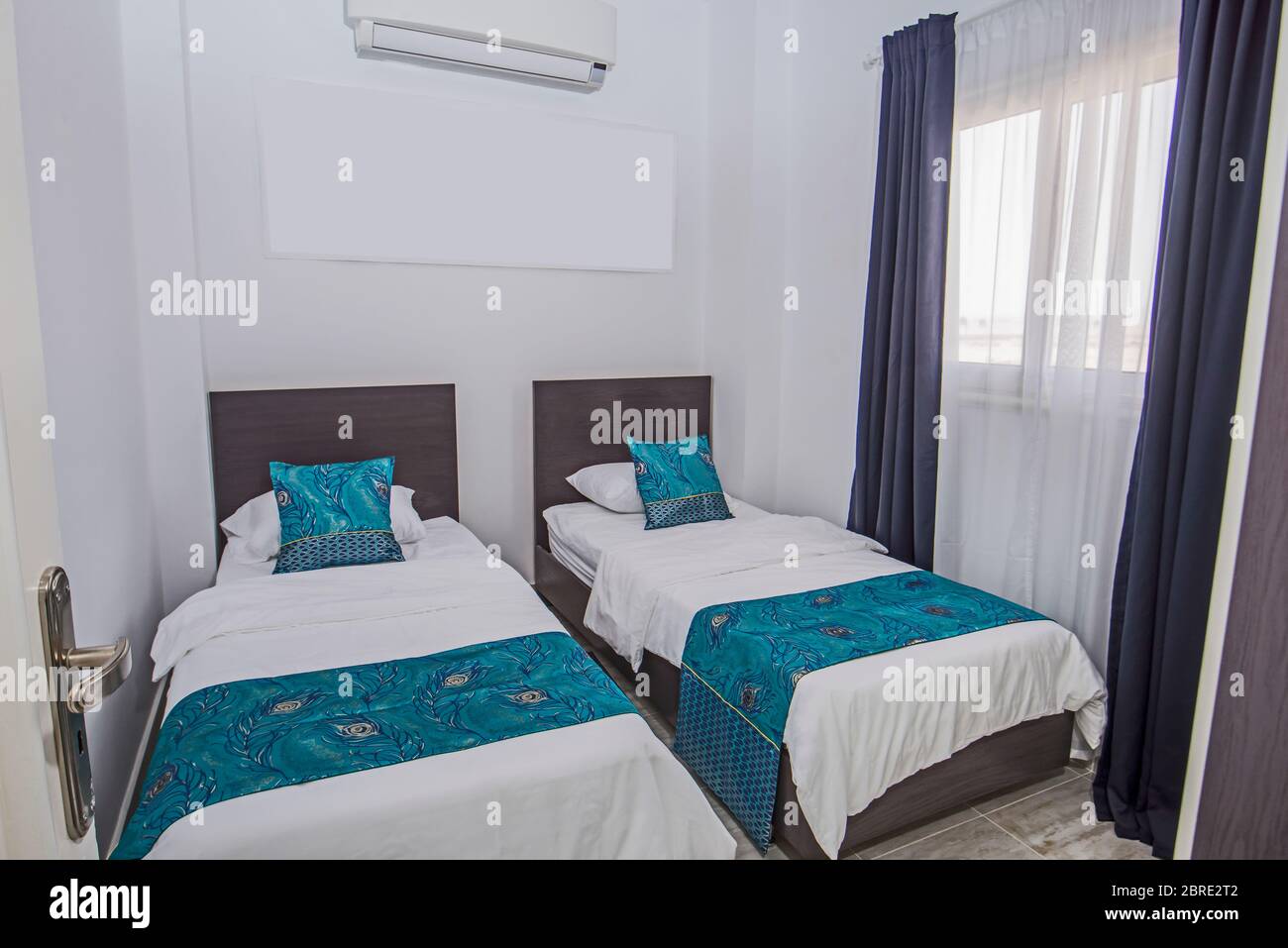 Interior design decor e arredamento di lusso home mostra camera da letto con mobili e letti singoli Foto Stock