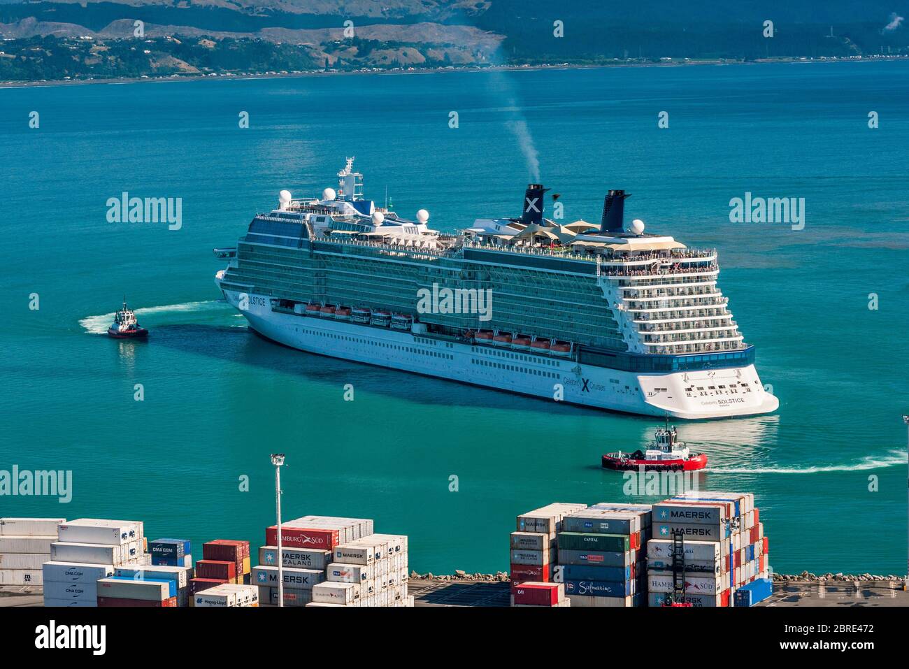 Celebrity Solstice nave da crociera, Tugboat, Breakwater Harbour al Porto di Napier, vista dal Bluff Hill Lookout, a Napier, Isola del Nord, Nuova Zelanda Foto Stock