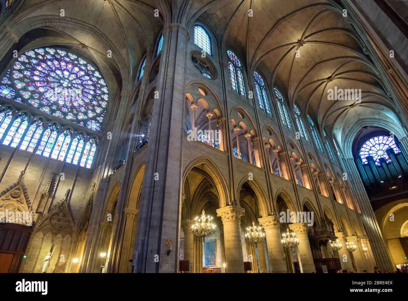 Parigi - 25 SETTEMBRE: Interno di Notre Dame de Paris il 25 settembre 2013 a Parigi. La cattedrale di Notre Dame è uno dei principali luoghi di interesse turistico di destin Foto Stock