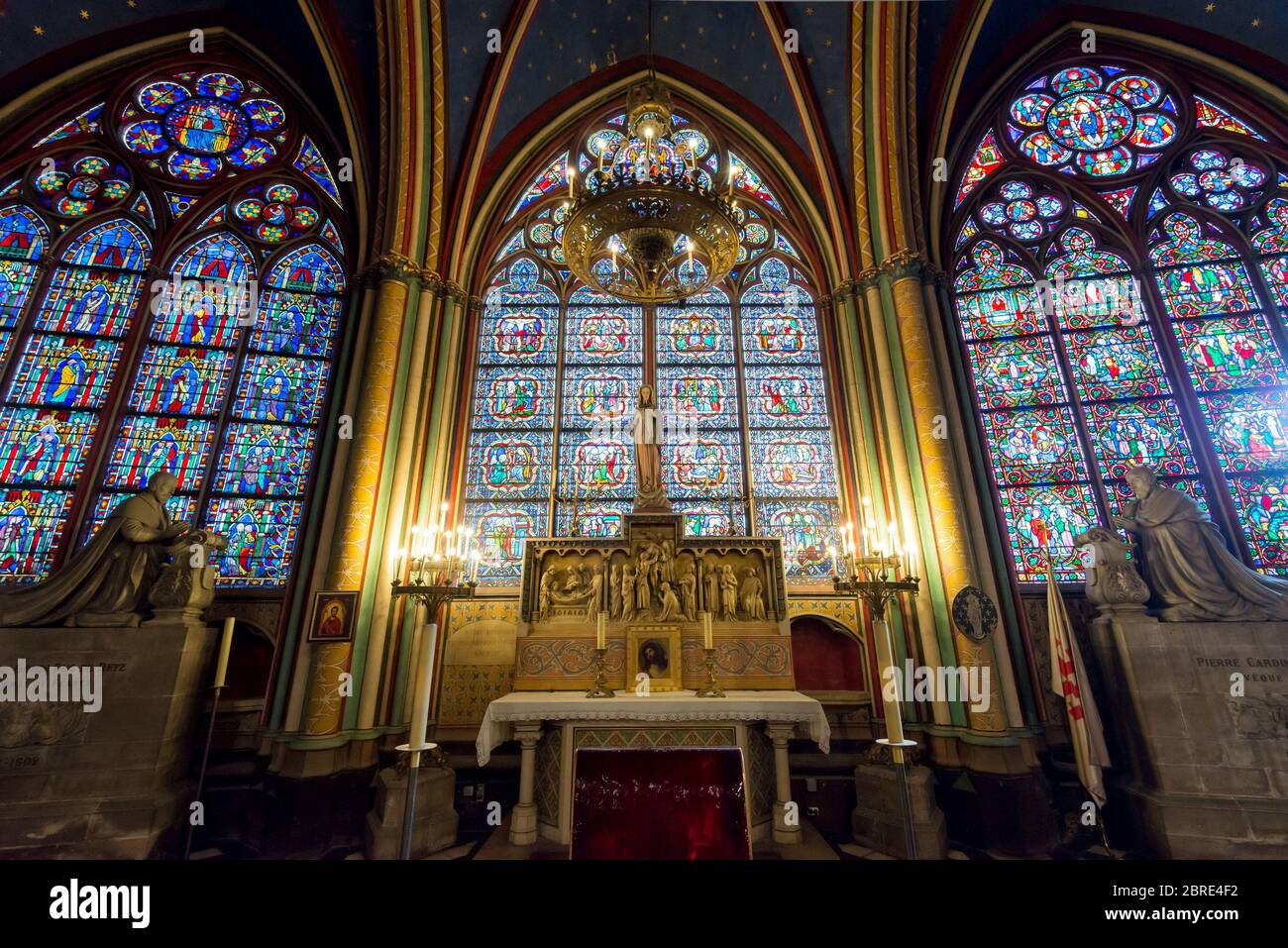 Parigi - 25 SETTEMBRE: Interno di Notre Dame de Paris il 25 settembre 2013 a Parigi. La cattedrale di Notre Dame è uno dei principali luoghi di interesse turistico di destin Foto Stock