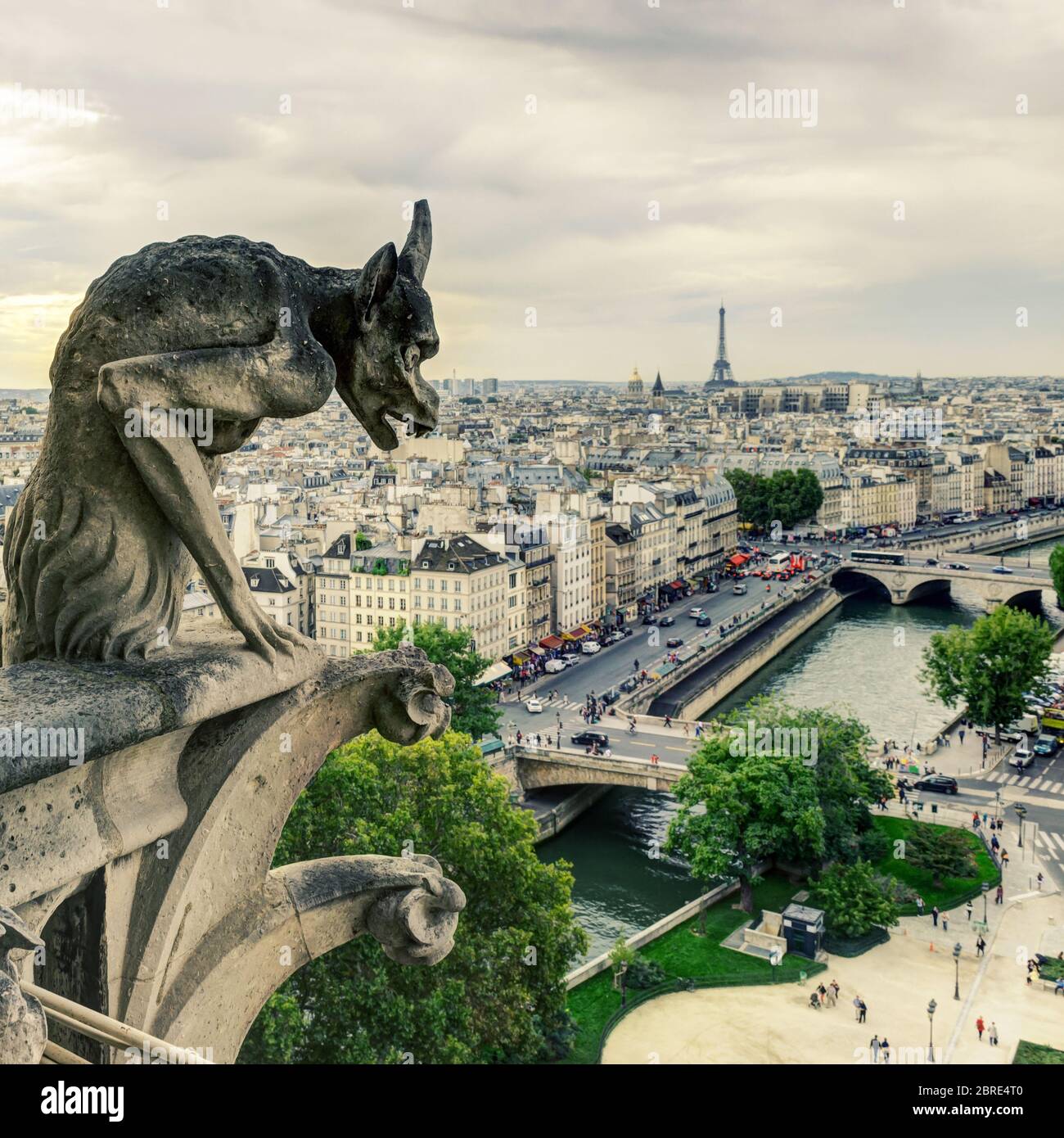 Chimera (gargoyle) della Cattedrale di Notre Dame de Paris che si affaccia sulla Torre Eiffel a Parigi, Francia Foto Stock