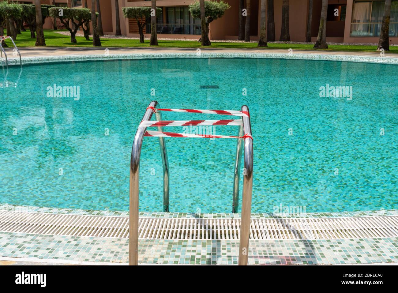 La piscina durante il coronavirus, situata sul territorio dell'hotel, avvolta in un nastro che impedisce l'ingresso in esso. Foto Stock