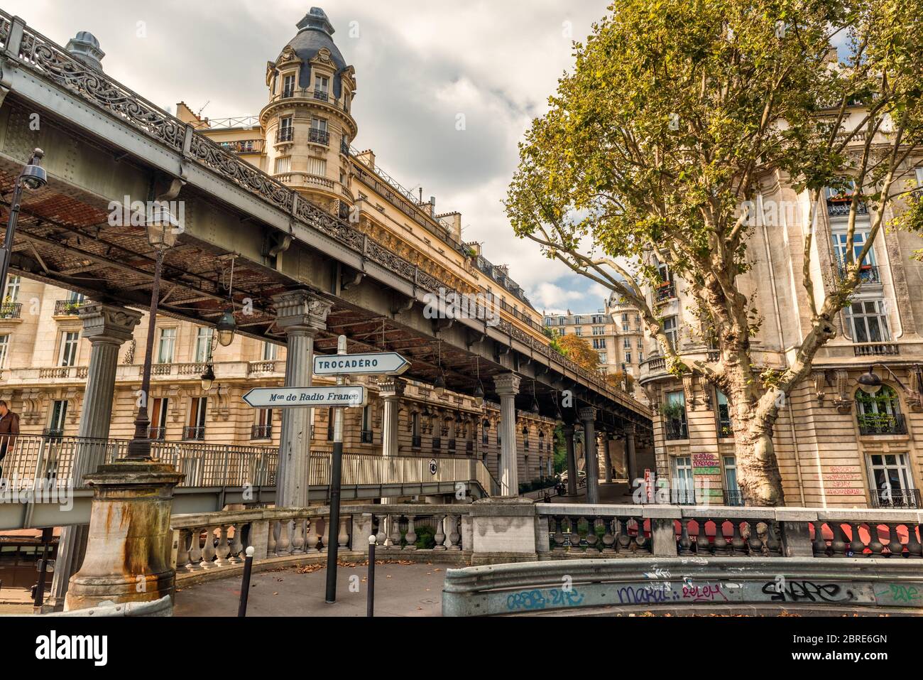 PARIGI - 27 SETTEMBRE 2015: Vecchia strada con la linea della metropolitana sopra di essa. Parigi in autunno. Foto Stock
