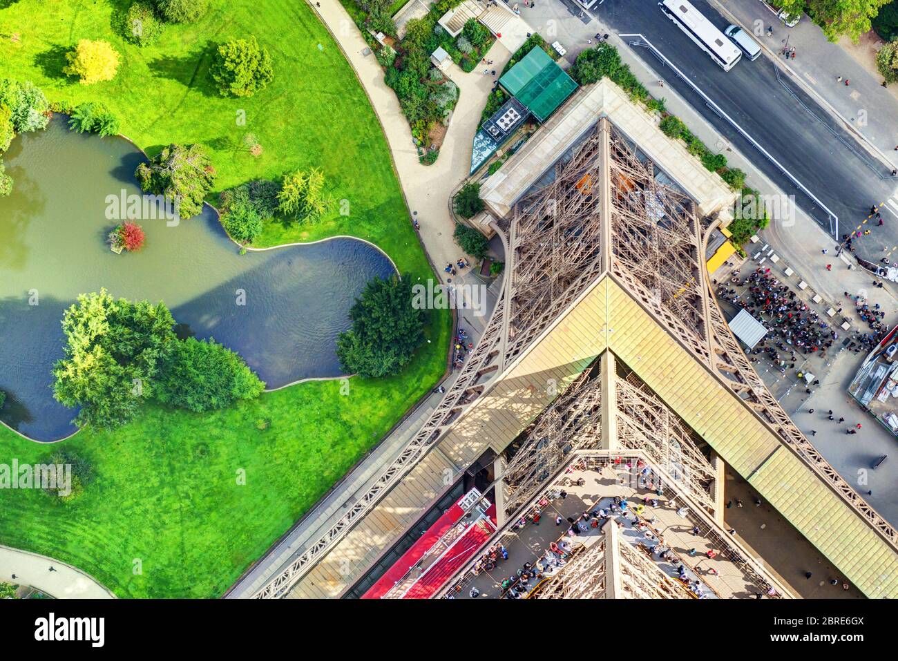 Vista dall'alto verso il basso dalla Torre Eiffel di Parigi, Francia Foto Stock