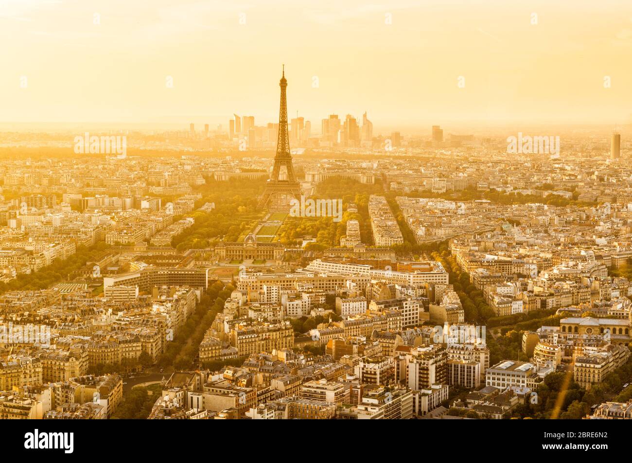 Vista panoramica aerea di Parigi con la Torre Eiffel al tramonto. Quartiere la Defense sullo sfondo. Foto Stock
