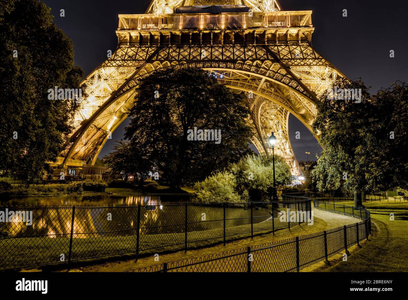 Parigi - 24 SETTEMBRE 2013: Illuminazione della Torre Eiffel di notte. La Torre Eiffel è una delle principali attrazioni turistiche della Francia. Foto Stock