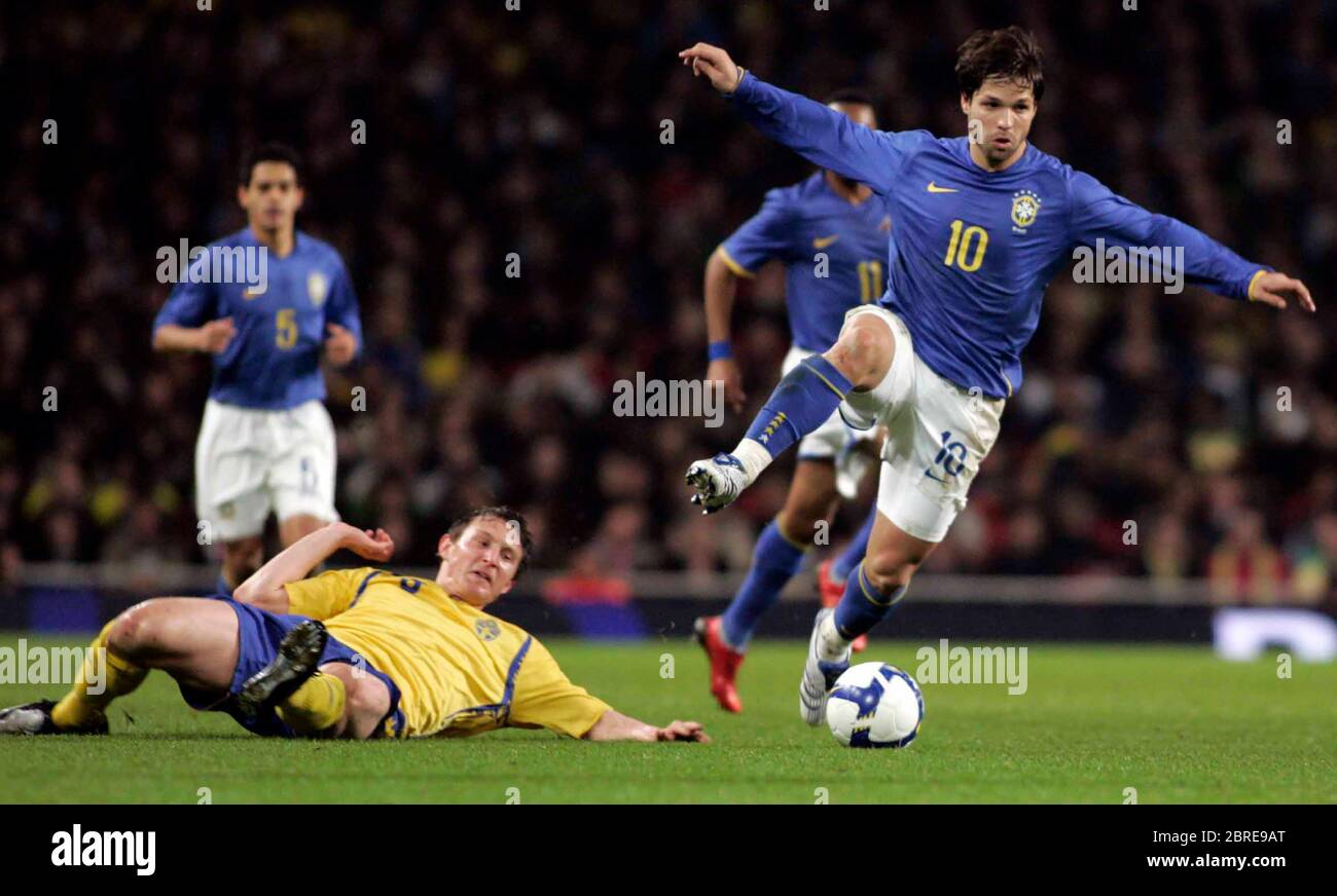 LONDRA, UK MARZO 26: Diego (Blue) continua a correre la Svezia durante International friendly tra Brasile e Svezia all'Emirates Stadium, Londra o Foto Stock