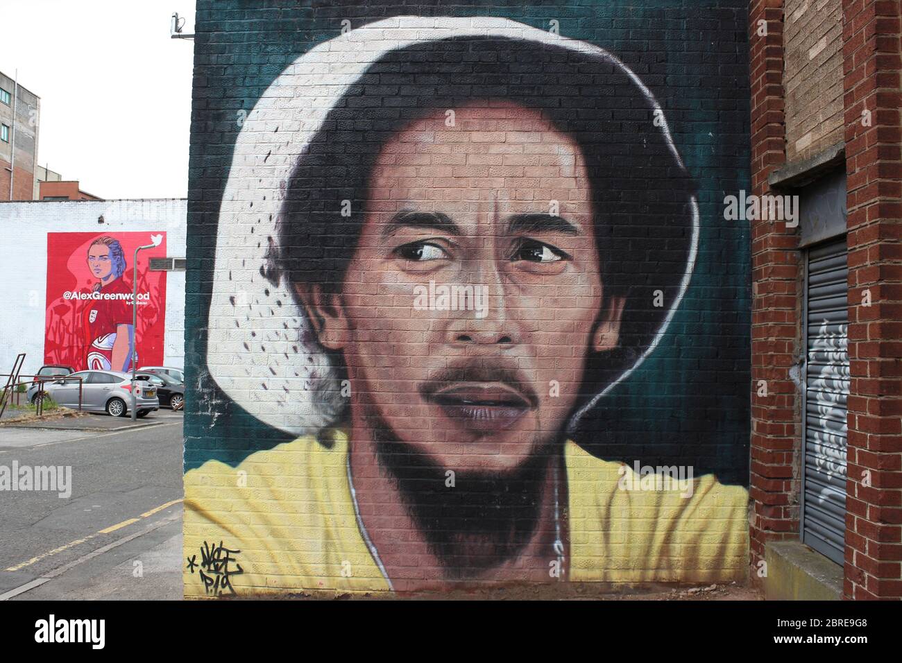 Ritratto di Bob Marley dell'artista francese Akse - Graffiti di Alex Greenwood in background Fabric District, Liverpool, UK Foto Stock
