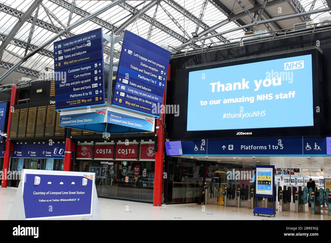 'Grazie NHS' alla stazione ferroviaria di Liverpool Lime Street Foto Stock