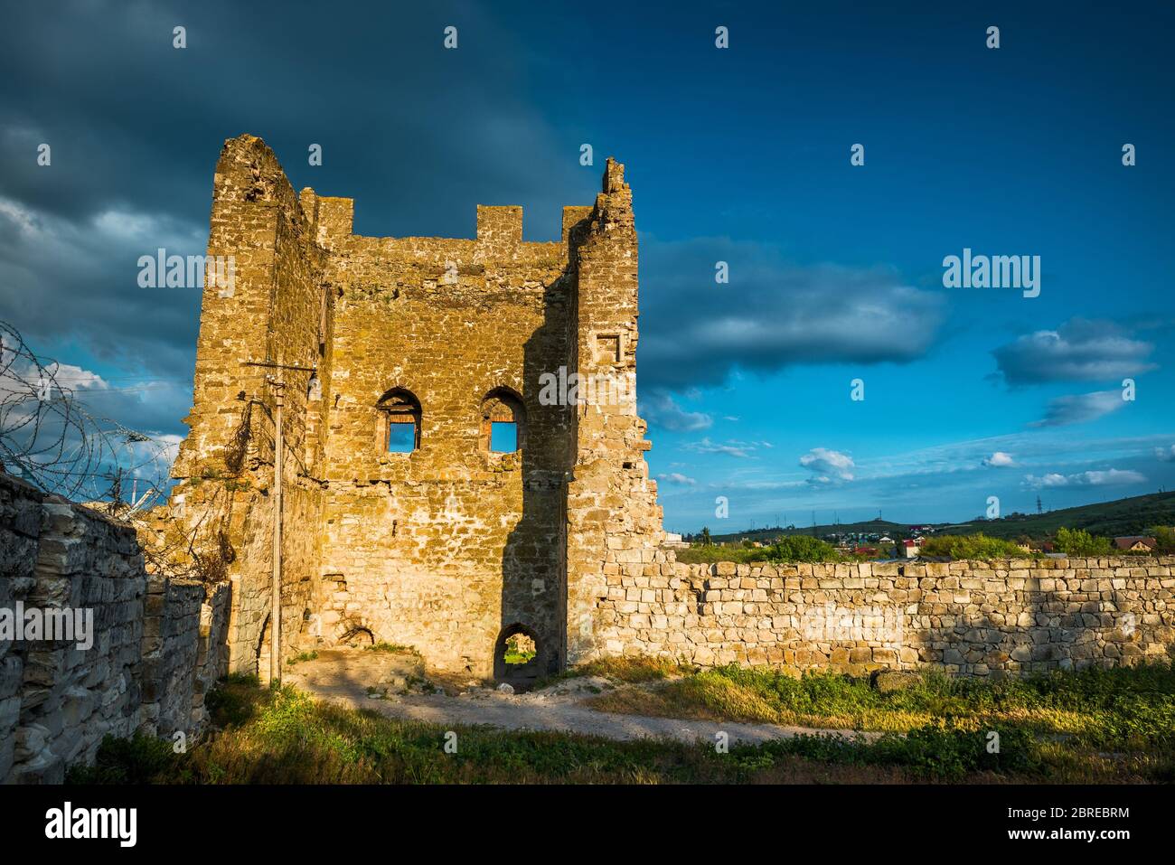 Rovine della fortezza genovese nella città di Feodosia al tramonto, Crimea, Russia Foto Stock