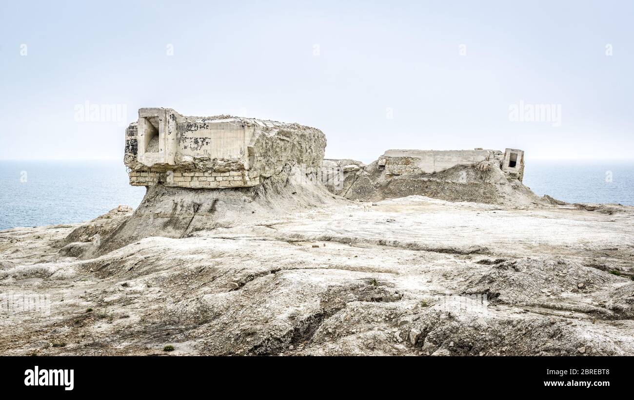 Scavate fortificazioni dalla seconda guerra mondiale, Feodosia, Crimea, Russia. Vista panoramica delle rovine sulla costa deserta della Crimea. Futuristico e post ap Foto Stock