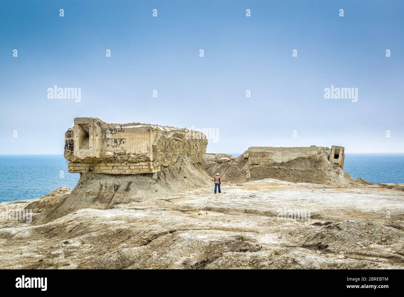 La vista post apocalittica. Scavate fortificazioni dalla seconda guerra mondiale a Feodosia, Crimea, Russia. Viaggiatore e rovine. Foto Stock