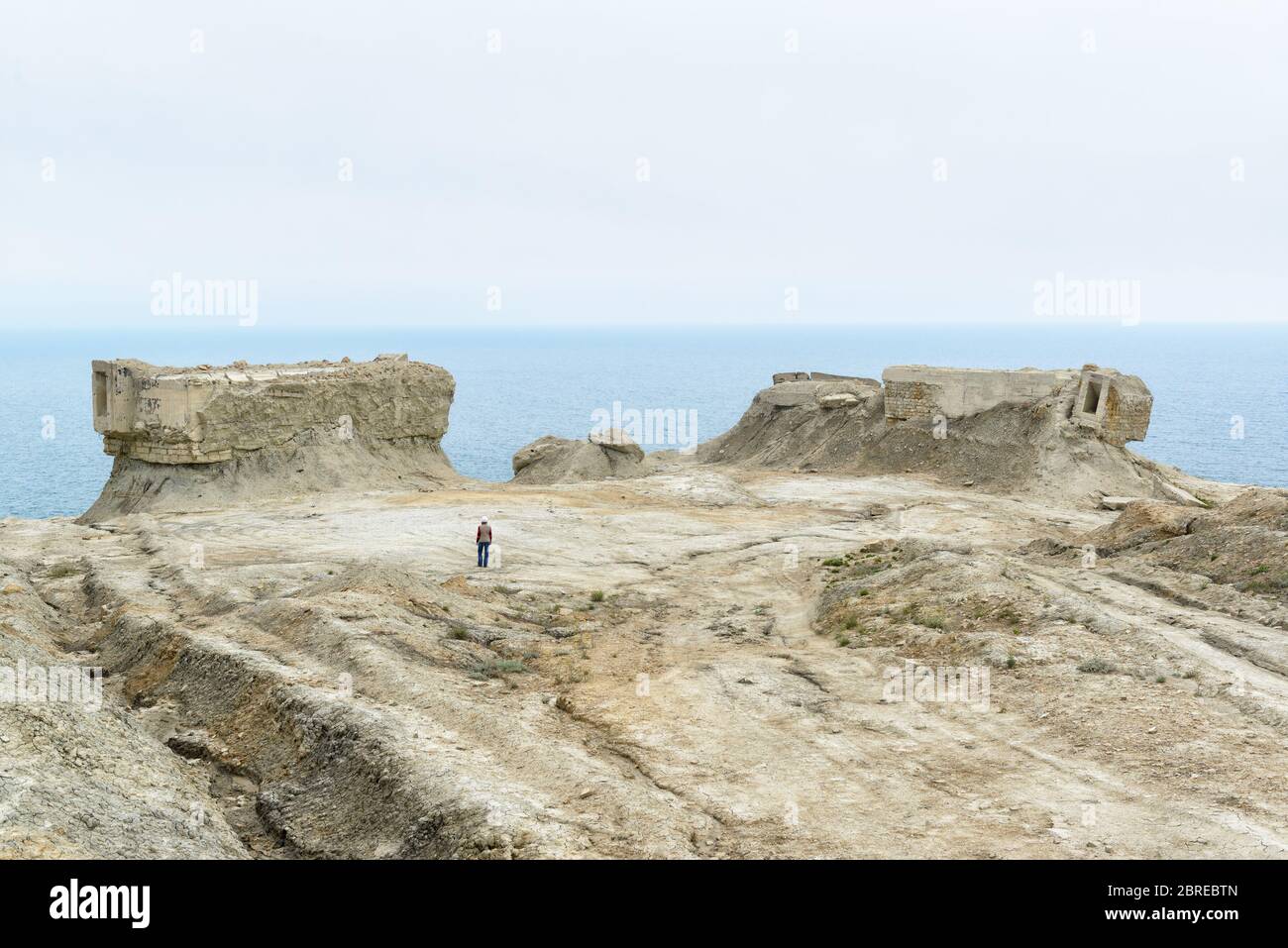 La vista post apocalittica. Scavate fortificazioni dalla seconda guerra mondiale a Feodosia, Crimea, Russia Foto Stock