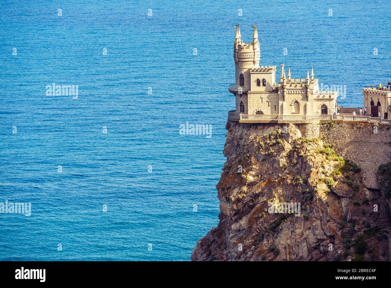 Castello di Swallow's Nest nel Mar Nero, Crimea, Russia. E' una famosa attrazione turistica della Crimea. Panorama panoramico del punto di riferimento della Crimea in estate. Foto Stock