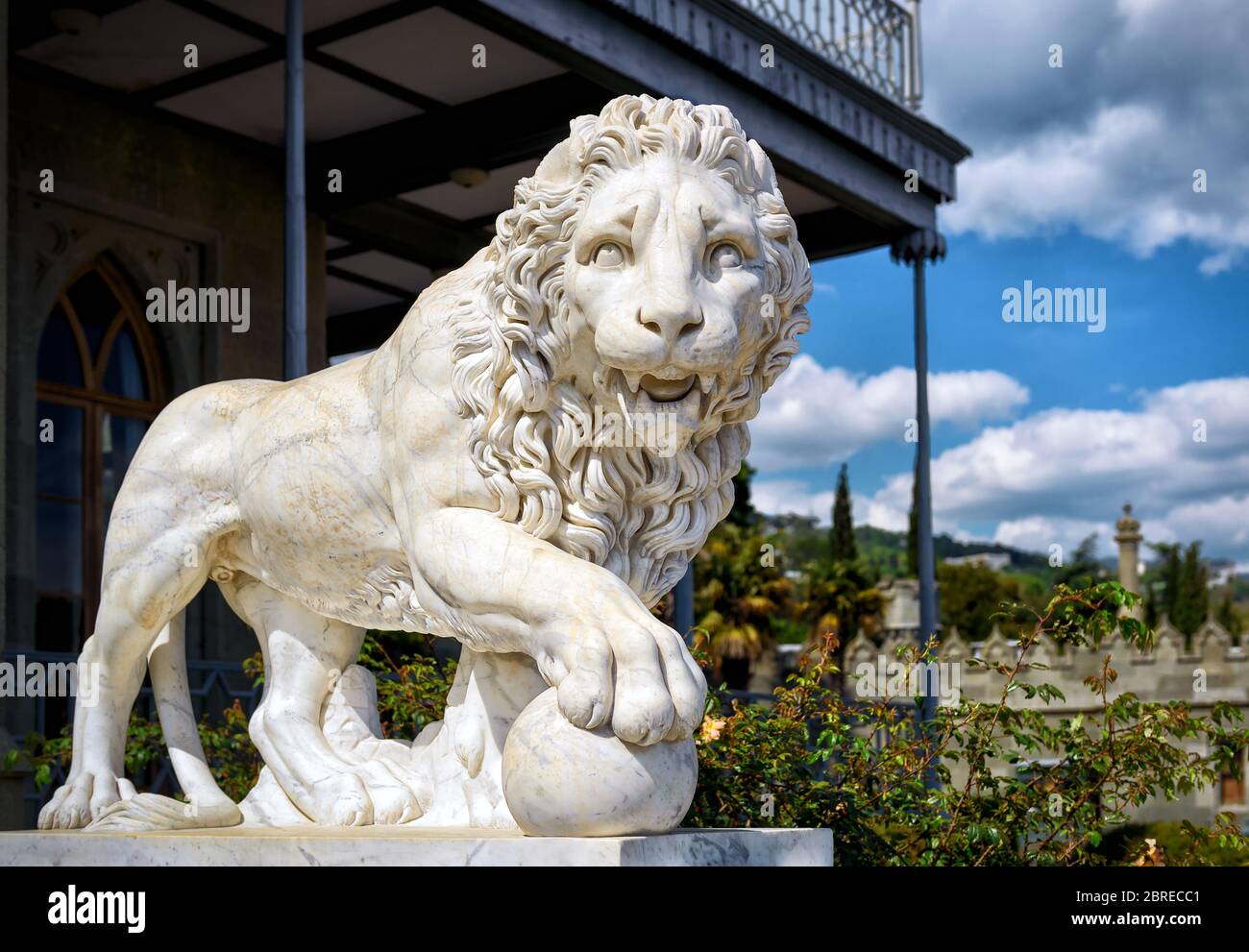 ALUPKA, RUSSIA - 20 MAGGIO 2016: Statua di leone alla facciata del Palazzo Vorontsov nella città di Alupka, Crimea. Questo palazzo è un'attrazione turistica della Foto Stock