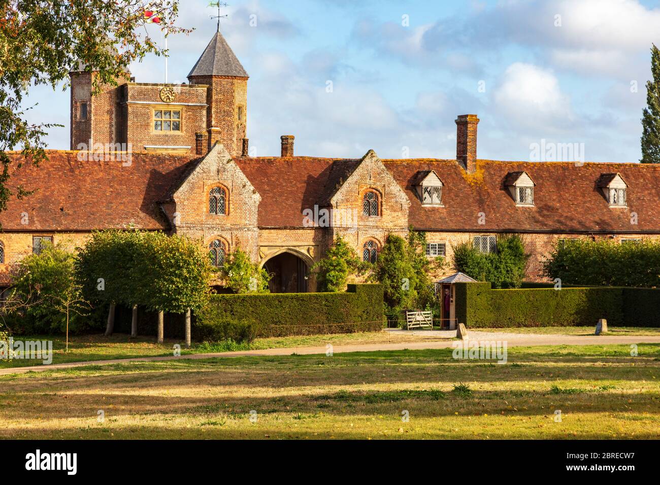 Vista dei giardini del castello di Sissinghurst e dei suoi visitatori, Kent, Regno Unito. Tratti da sentieri pubblici, Foto Stock