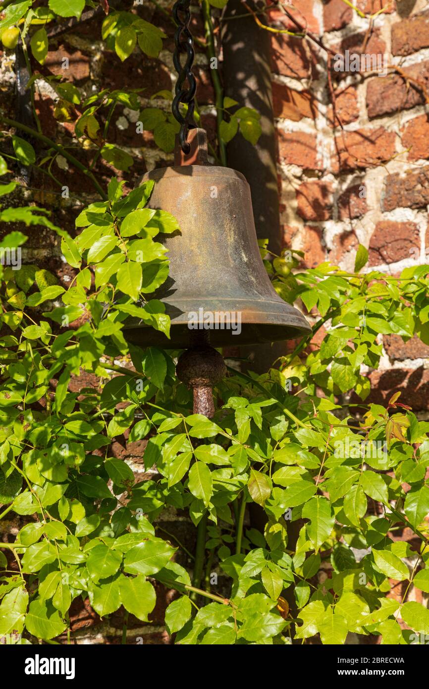 Vista dei giardini del castello di Sissinghurst e dei suoi visitatori, Kent, Regno Unito. Tratti da sentieri pubblici, Foto Stock