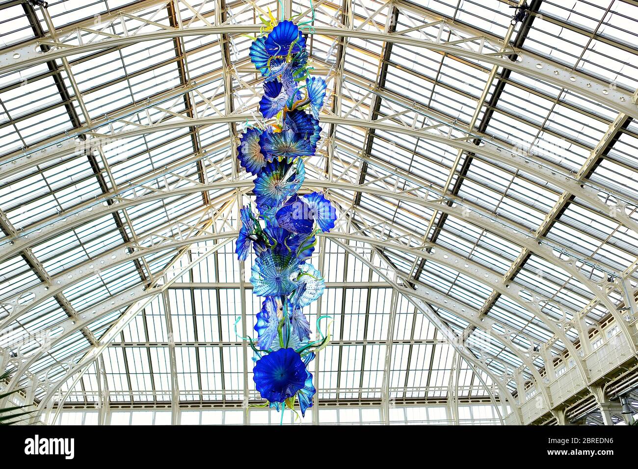 Dale Chihuly, artista di Seattle, ha esposto le sue opere d'arte in vetro originali e luminose in uno dei paesaggi più belli di Londra, Kew Gardens. Guarda le sue creazioni illuminare la notte in un connubio ipnotico di arte, scienza e natura. Chihuly Nights offre un'opportunità unica per passeggiare attraverso i Kew Gardens dopo che il sole è tramontato sotto lo skyline di Londra, ammirando le opere di un artista iconico e in-demand. Famosa in tutto il mondo per le sue scintillanti sculture in vetro colorato, l'opera di Chihuly è stata esposta in centinaia di musei e gallerie in tutto il mondo. Foto Stock