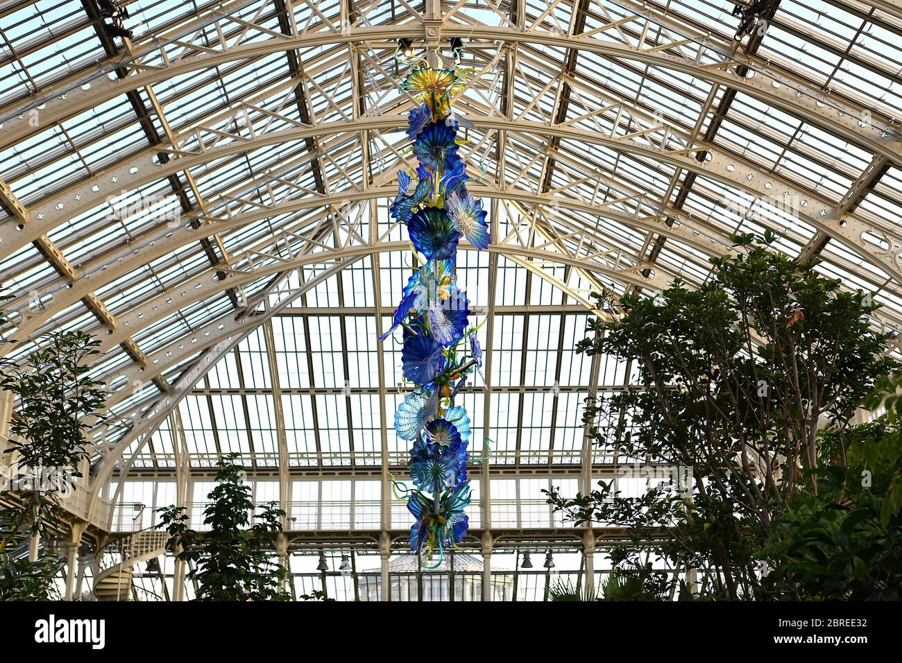 Dale Chihuly, artista di Seattle, ha esposto le sue opere d'arte in vetro originali e luminose in uno dei paesaggi più belli di Londra, Kew Gardens. Guarda le sue creazioni illuminare la notte in un connubio ipnotico di arte, scienza e natura. Chihuly Nights offre un'opportunità unica per passeggiare attraverso i Kew Gardens dopo che il sole è tramontato sotto lo skyline di Londra, ammirando le opere di un artista iconico e in-demand. Famosa in tutto il mondo per le sue scintillanti sculture in vetro colorato, l'opera di Chihuly è stata esposta in centinaia di musei e gallerie in tutto il mondo. Foto Stock