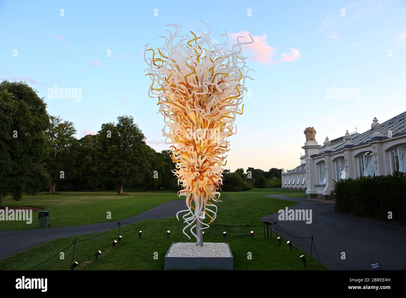 Dale Chihuly, artista di Seattle, ha esposto le sue opere d'arte in vetro originali e luminose in uno dei paesaggi più belli di Londra, Kew Gardens. Guarda le sue creazioni illuminare la notte in un connubio ipnotico di arte, scienza e natura. Chihuly Nights offre un'opportunità unica per passeggiare attraverso i Kew Gardens dopo che il sole è tramontato sotto lo skyline di Londra, ammirando le opere di un artista iconico e in-demand. Famosa in tutto il mondo per le sue scintillanti sculture in vetro colorato, l'opera di Chihuly è stata esposta in centinaia di musei e gallerie in tutto il mondo. Foto Stock