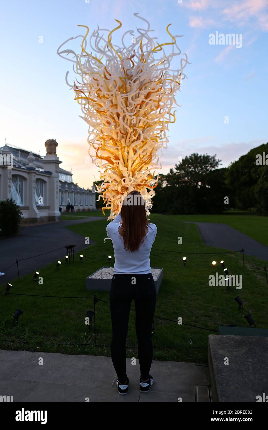 Dale Chihuly, artista di Seattle, ha esposto le sue opere d'arte in vetro originali e luminose in uno dei paesaggi più belli di Londra, Kew Gardens. Guarda le sue creazioni illuminare la notte in un connubio ipnotico di arte, scienza e natura. Chihuly Nights offre un'opportunità unica per passeggiare attraverso i Kew Gardens dopo che il sole è tramontato sotto lo skyline di Londra, ammirando le opere di un artista iconico e in-demand. Famosa in tutto il mondo per le sue scintillanti sculture in vetro colorato, l'opera di Chihuly è stata esposta in centinaia di musei e gallerie in tutto il mondo. Foto Stock
