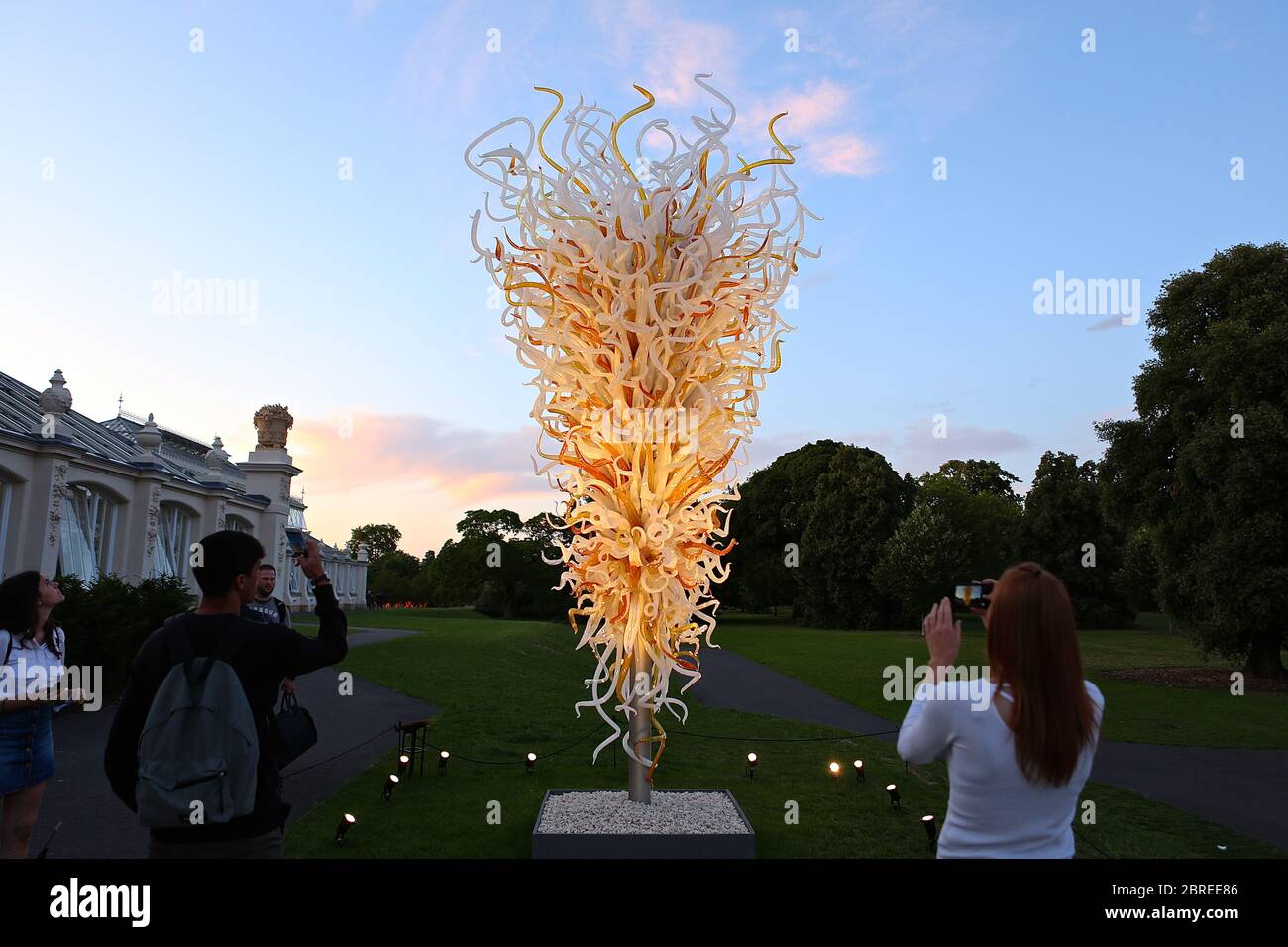 Dale Chihuly, artista di Seattle, ha esposto le sue opere d'arte in vetro originali e luminose in uno dei paesaggi più belli di Londra, Kew Gardens. Guarda le sue creazioni illuminare la notte in un connubio ipnotico di arte, scienza e natura. Chihuly Nights offre un'opportunità unica per passeggiare attraverso i Kew Gardens dopo che il sole è tramontato sotto lo skyline di Londra, ammirando le opere di un artista iconico e in-demand. Famosa in tutto il mondo per le sue scintillanti sculture in vetro colorato, l'opera di Chihuly è stata esposta in centinaia di musei e gallerie in tutto il mondo. Foto Stock
