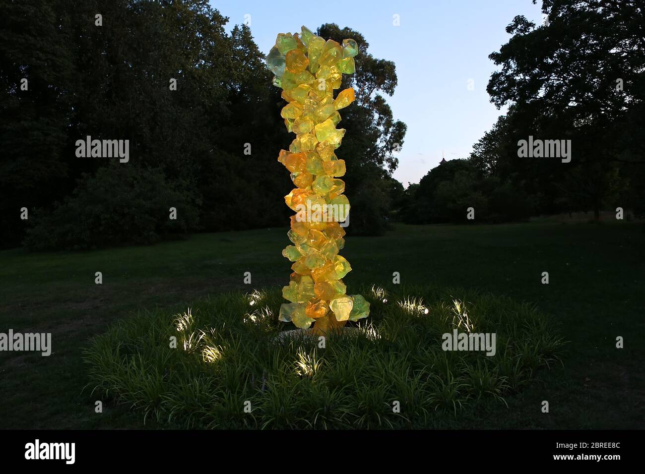 Dale Chihuly, artista di Seattle, ha esposto le sue opere d'arte in vetro originali e luminose in uno dei paesaggi più belli di Londra, Kew Gardens. Guarda le sue creazioni illuminare la notte in un connubio ipnotico di arte, scienza e natura. Chihuly Nights offre un'opportunità unica per passeggiare attraverso i Kew Gardens dopo che il sole è tramontato sotto lo skyline di Londra, ammirando le opere di un artista iconico e in-demand. Famosa in tutto il mondo per le sue scintillanti sculture in vetro colorato, l'opera di Chihuly è stata esposta in centinaia di musei e gallerie in tutto il mondo. Foto Stock
