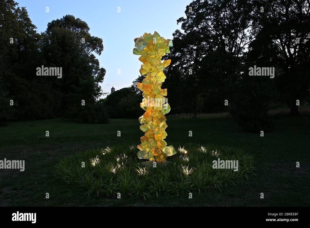 Dale Chihuly, artista di Seattle, ha esposto le sue opere d'arte in vetro originali e luminose in uno dei paesaggi più belli di Londra, Kew Gardens. Guarda le sue creazioni illuminare la notte in un connubio ipnotico di arte, scienza e natura. Chihuly Nights offre un'opportunità unica per passeggiare attraverso i Kew Gardens dopo che il sole è tramontato sotto lo skyline di Londra, ammirando le opere di un artista iconico e in-demand. Famosa in tutto il mondo per le sue scintillanti sculture in vetro colorato, l'opera di Chihuly è stata esposta in centinaia di musei e gallerie in tutto il mondo. Foto Stock