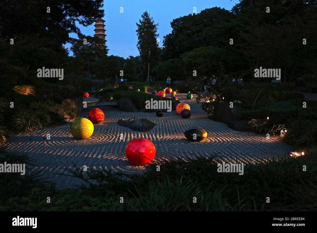 Dale Chihuly, artista di Seattle, ha esposto le sue opere d'arte in vetro originali e luminose in uno dei paesaggi più belli di Londra, Kew Gardens. Guarda le sue creazioni illuminare la notte in un connubio ipnotico di arte, scienza e natura. Chihuly Nights offre un'opportunità unica per passeggiare attraverso i Kew Gardens dopo che il sole è tramontato sotto lo skyline di Londra, ammirando le opere di un artista iconico e in-demand. Famosa in tutto il mondo per le sue scintillanti sculture in vetro colorato, l'opera di Chihuly è stata esposta in centinaia di musei e gallerie in tutto il mondo. Foto Stock