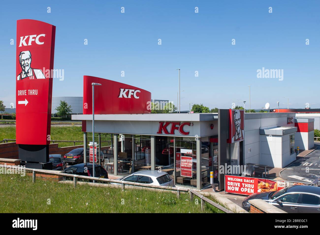 Le auto si accodano in un drive-thru KFC a Leicester mentre la catena di fast food riapre centinaia di ristoranti come punti di ritiro e di ritiro dopo l'introduzione di misure per portare il paese fuori dai blocchi. Più di 500 sedi saranno riaperte con un menu limitato entro la fine della settimana. Foto Stock