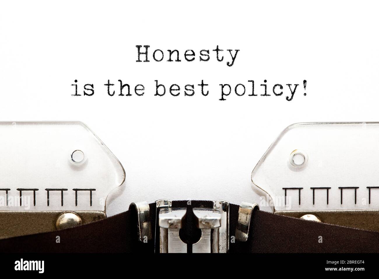 Citazione onestà è la migliore politica tipizzata su macchina da scrivere vintage. Concetto di integrità o sincerità. Foto Stock