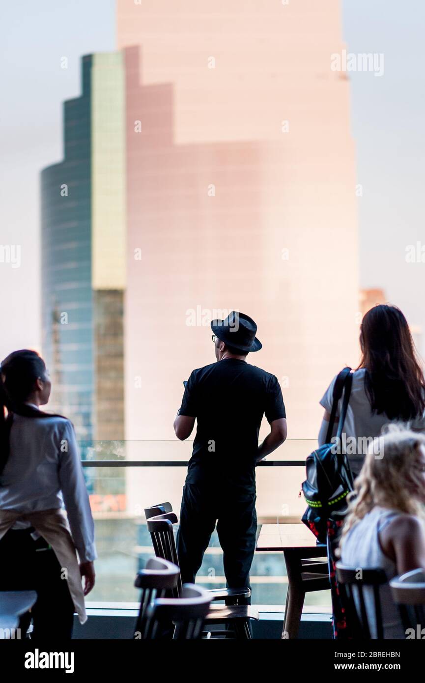 Come ospiti del ristorante sul balcone del centro commerciale Iconsiam potrete ammirare la vista sul fiume Chao Phraya. Bangkok Thailandia. Foto Stock