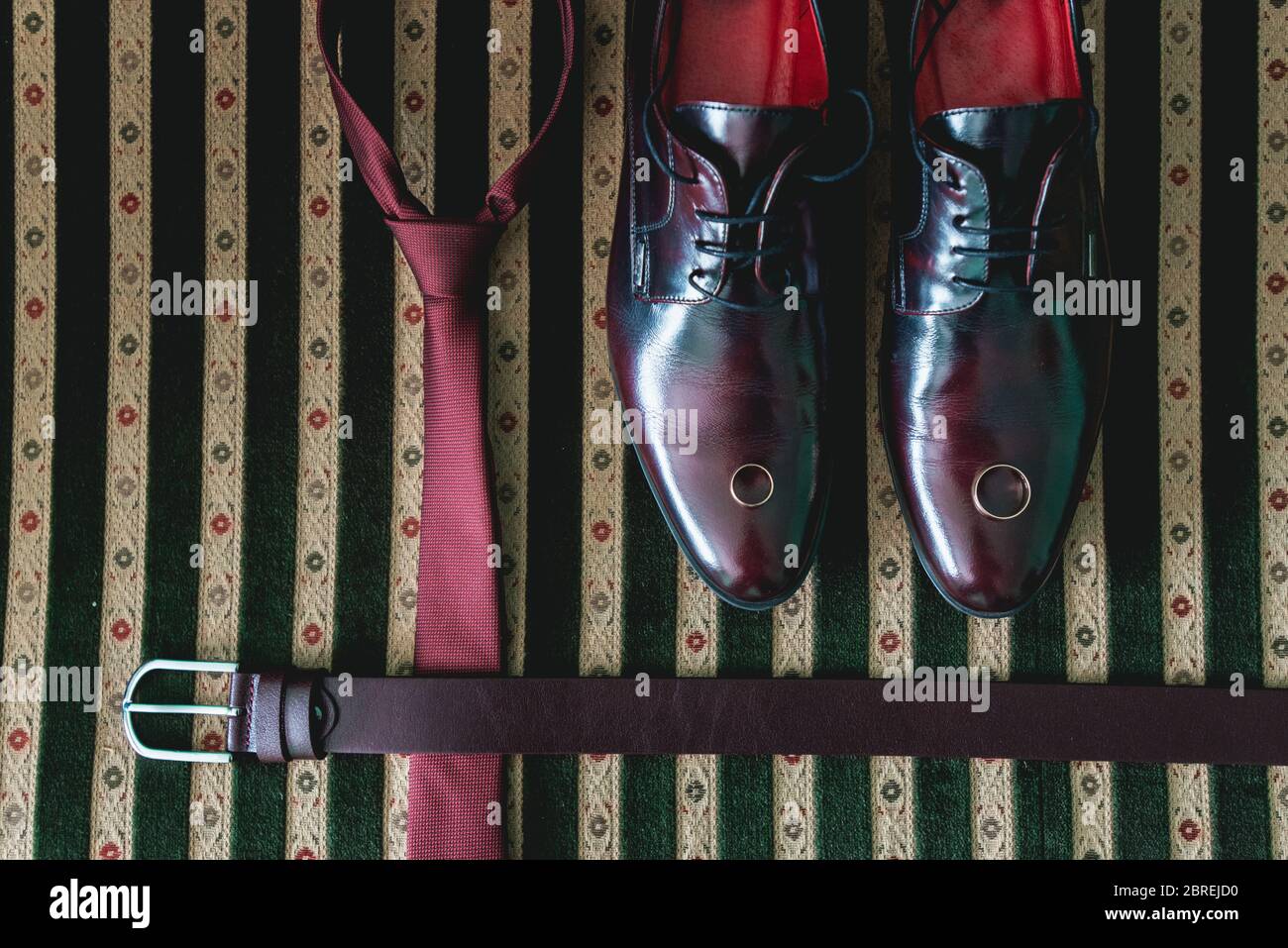 cintura, cravatta e scarpe su un divano vintage Foto Stock