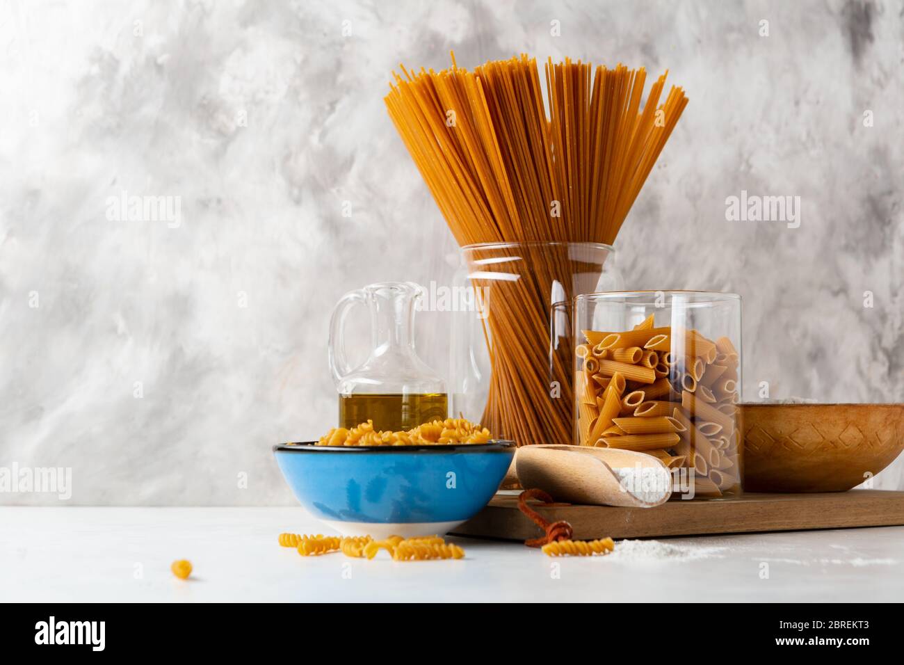 Penne di grano intero e spaghetti marroni Foto Stock