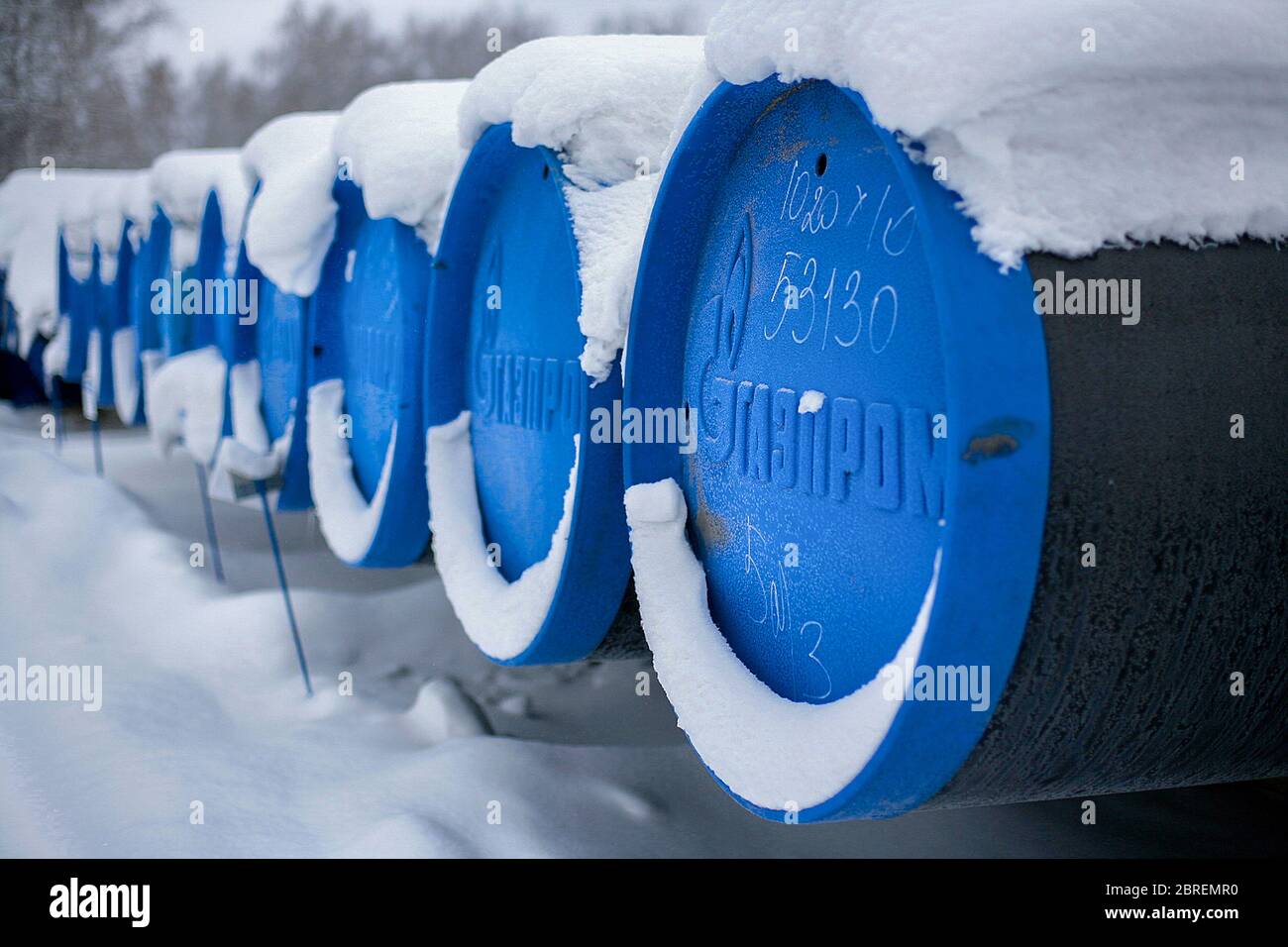 Barnaul, Russia-13.12.2018: Tubi per la gassificazione con l'iscrizione Gazprom si trovano in un magazzino aperto in inverno. Foto Stock
