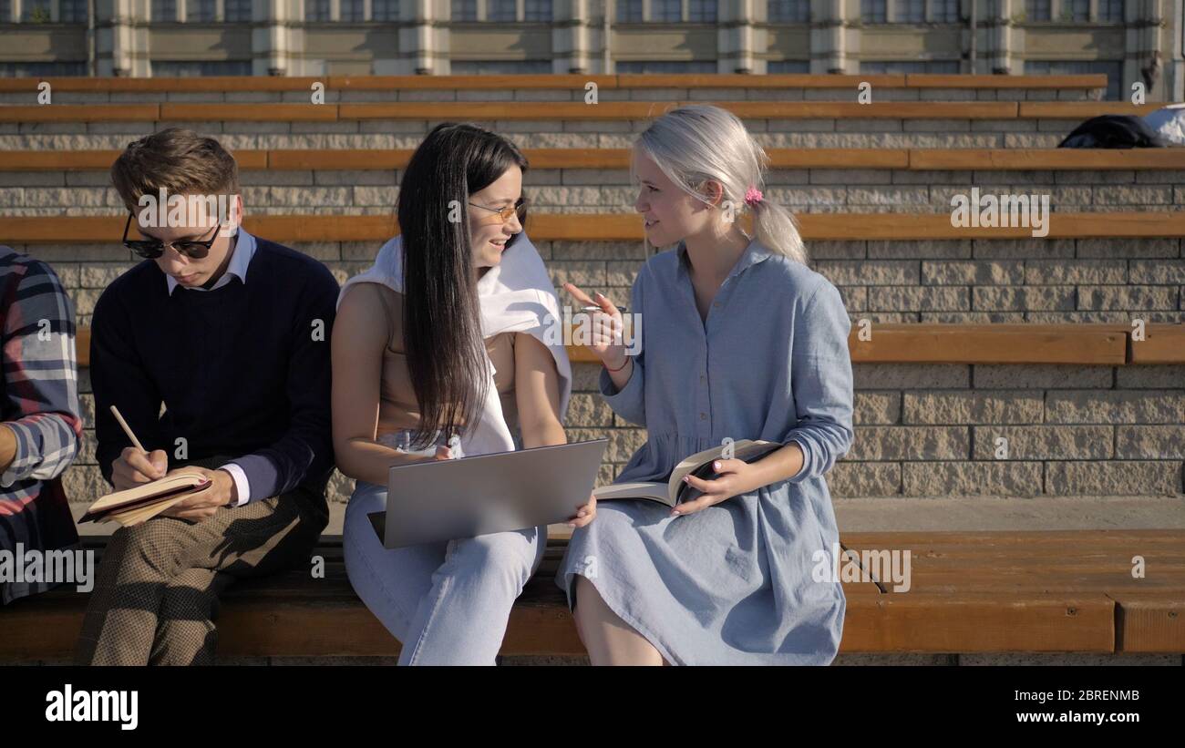 Amici multietnici ragazze e ragazzi che si preparano per l'uniforme Foto Stock