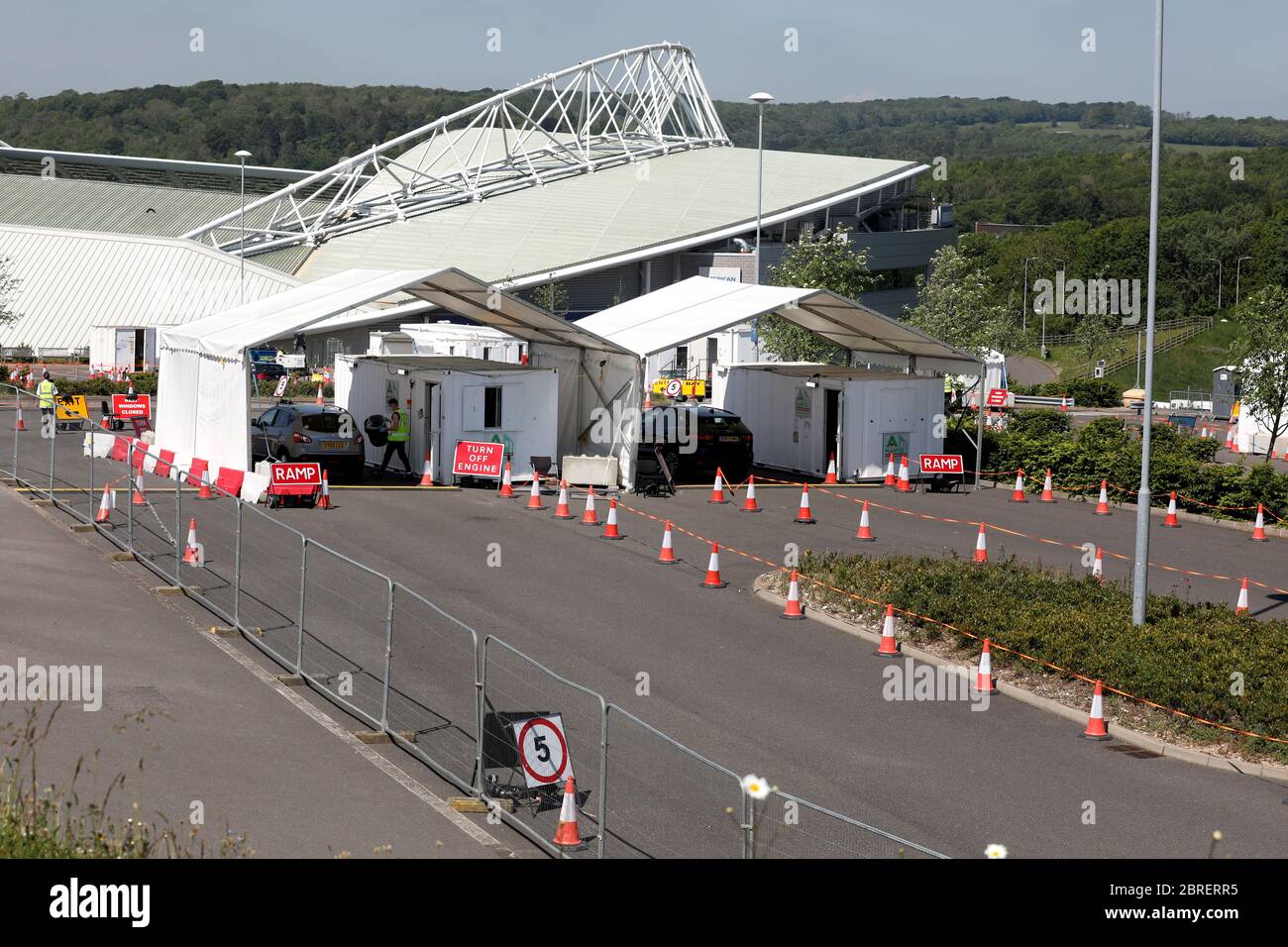 Brighton, East Sussex, UK - Coronavirus (Covid-19) centro di test a Brighton AMEX il campo di calcio è molto tranquillo, con solo tre auto che passano attraverso e il personale in attesa al sole. Giovedì 21 Maggio 2020 © Sam Stephenson / Alamy Live News. Foto Stock