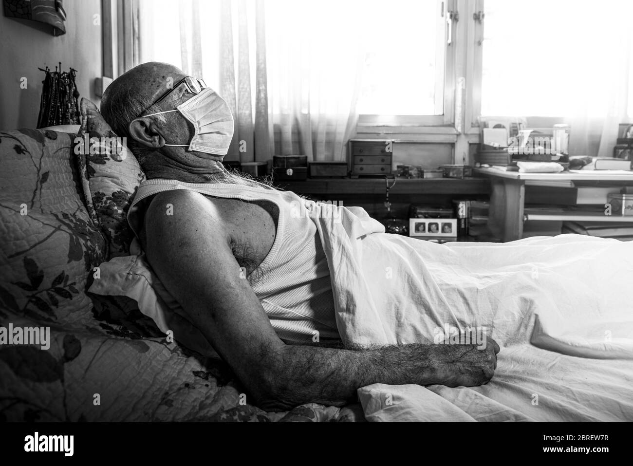 Faccia bianca e nera dell'uomo vecchio con maschera facciale, Spagna, Europa. Foto Stock