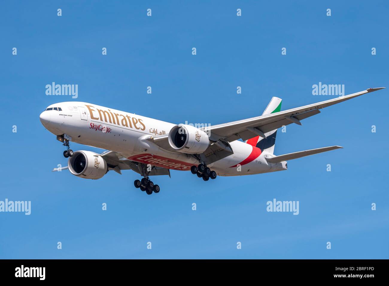 Aereo di linea aereo da trasporto aereo Emirates Sky Cargo Boeing 777 da trasporto aereo aereo aereo da trasporto aereo diretto all'aeroporto Heathrow di Londra sopra Cranford, Londra, Regno Unito durante il blocco COVID-19. Foto Stock