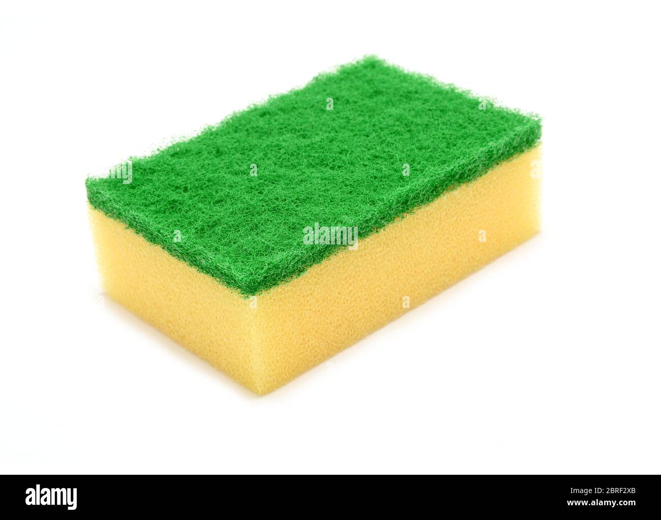 Spugna gialla per cucina con pagliette abrasive verdi su fondo bianco. Foto Stock