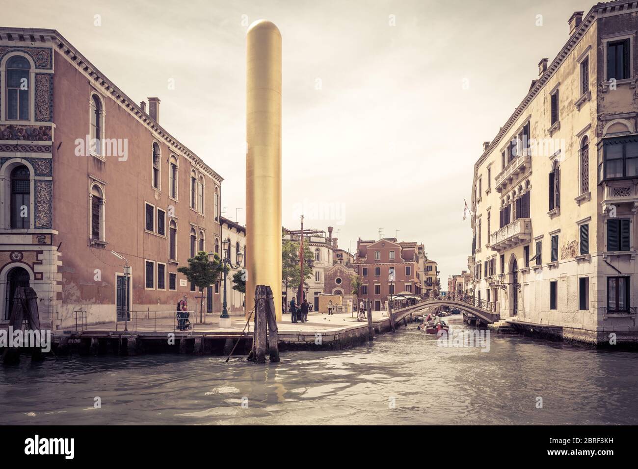Venezia, Italia - 19 maggio 2017: Torre d'Oro di James Lee Byers sul Canal Grande a Venezia. Vista sulla bellissima strada laterale. Arte moderna a Venezia. Romano Foto Stock