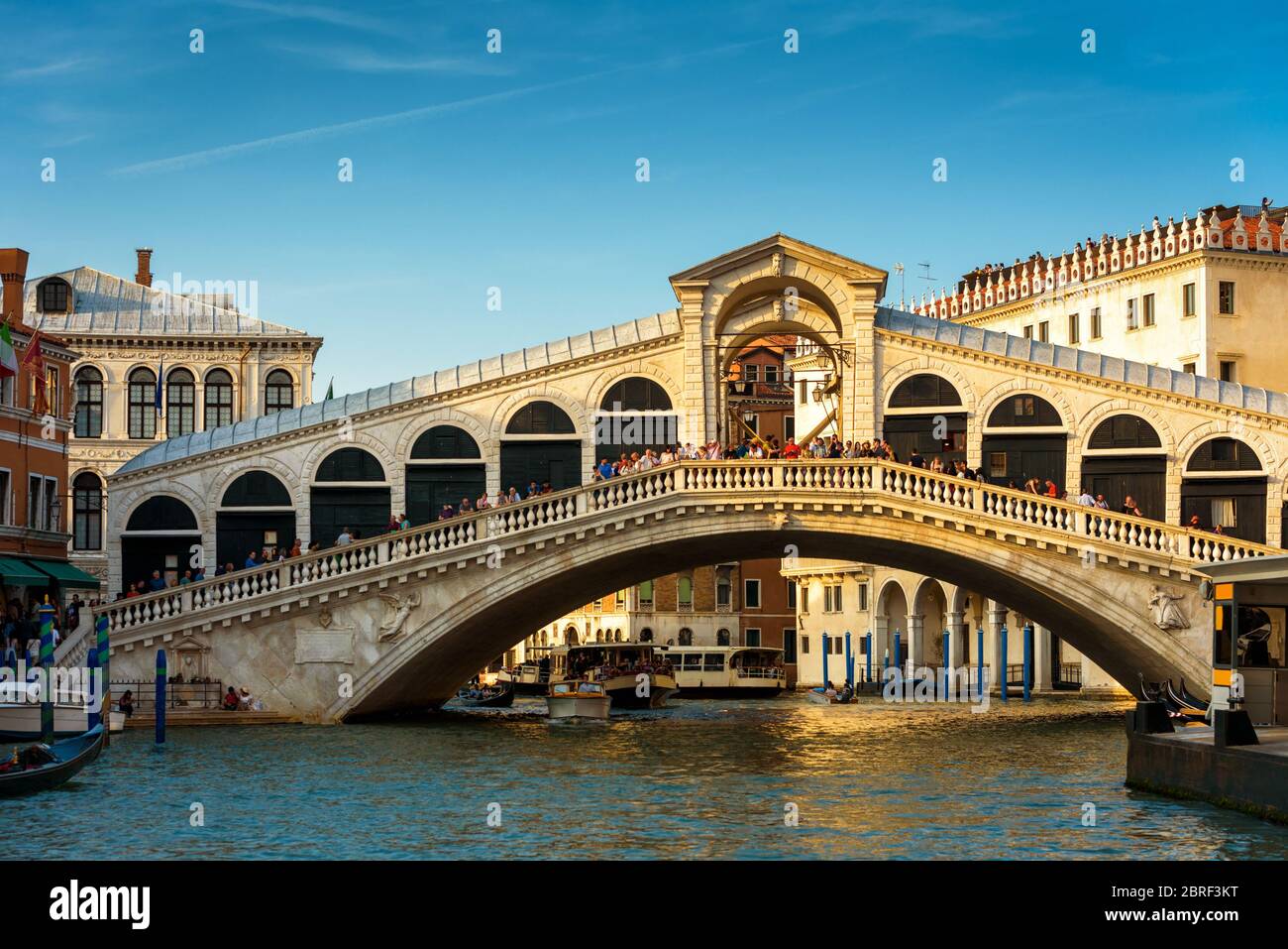 Ponte di Rialto sul Canal Grande a Venezia. Il Ponte di Rialto è una delle principali attrazioni turistiche di Venezia. Foto Stock