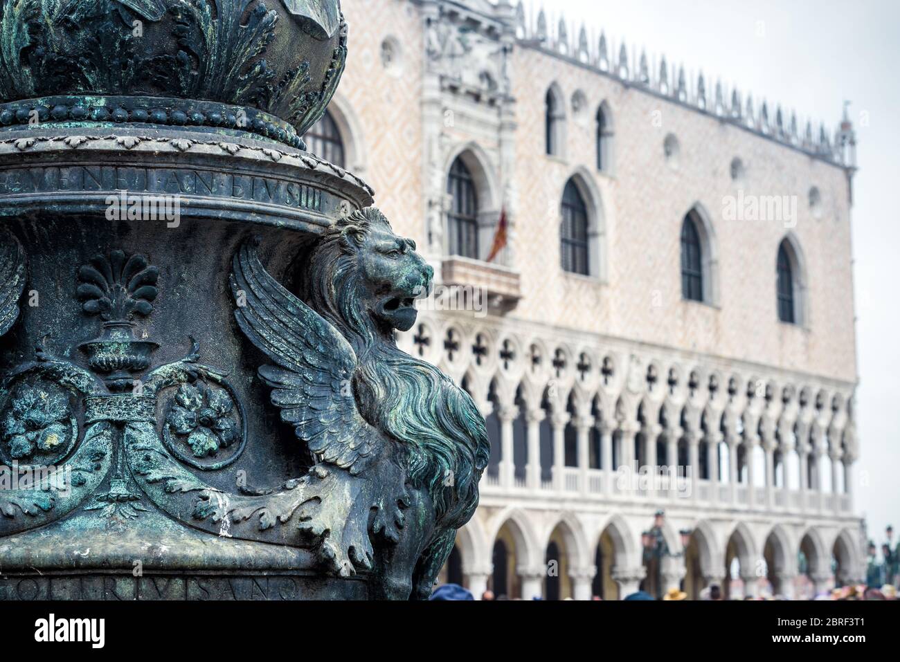 Particolare dell'architettura di Piazza San Marco`s a Venezia. Palazzo Doge`s sullo sfondo. Il leone alato è un simbolo di Venezia. Foto Stock
