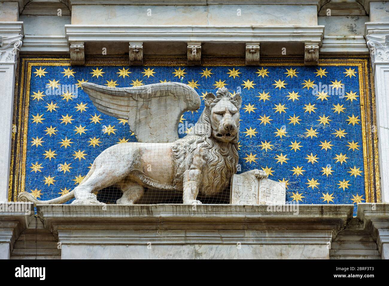 La statua del leone alato sulla Torre Cklock (Torre dell'Orologio) in Piazza San Marco a Venezia. Il leone alato è un simbolo di Veni Foto Stock