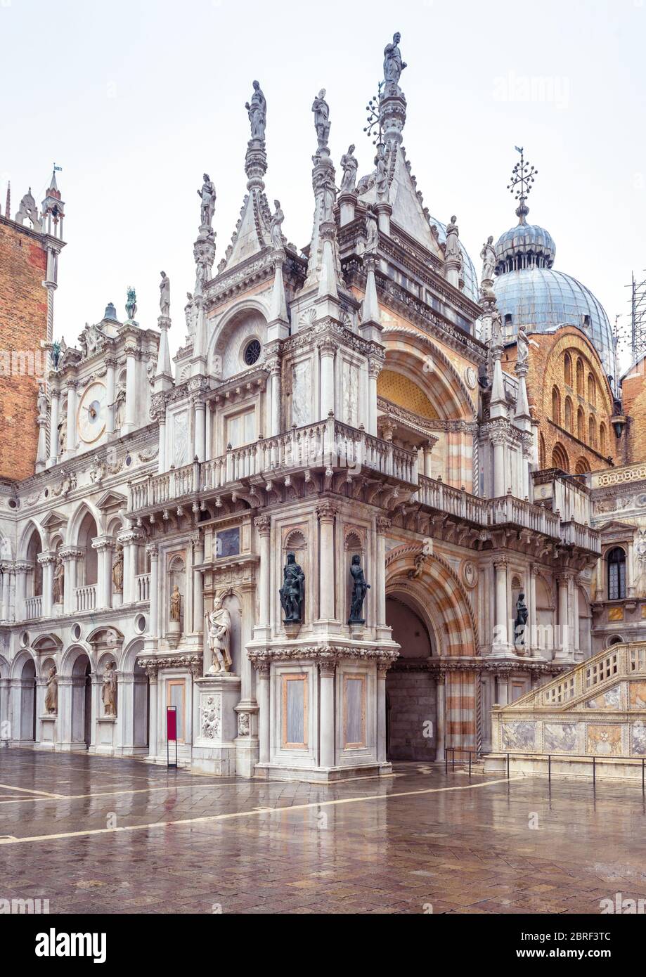 Palazzo Ducale O Palazzo Ducale, Venezia, Italia. E' uno dei principali punti di riferimento di Venezia. Bella architettura del Rinascimento. Cortile decorato Foto Stock