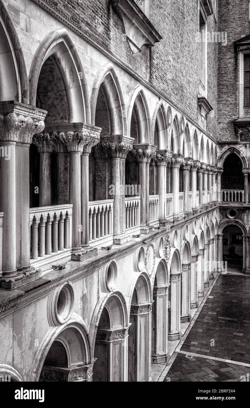 Colonnato del cortile del Palazzo Ducale`s, Venezia, Italia. Palazzo Ducale o Palazzo Ducale è`s una delle principali attrazioni turistiche di Venezia. Rinascimento Foto Stock