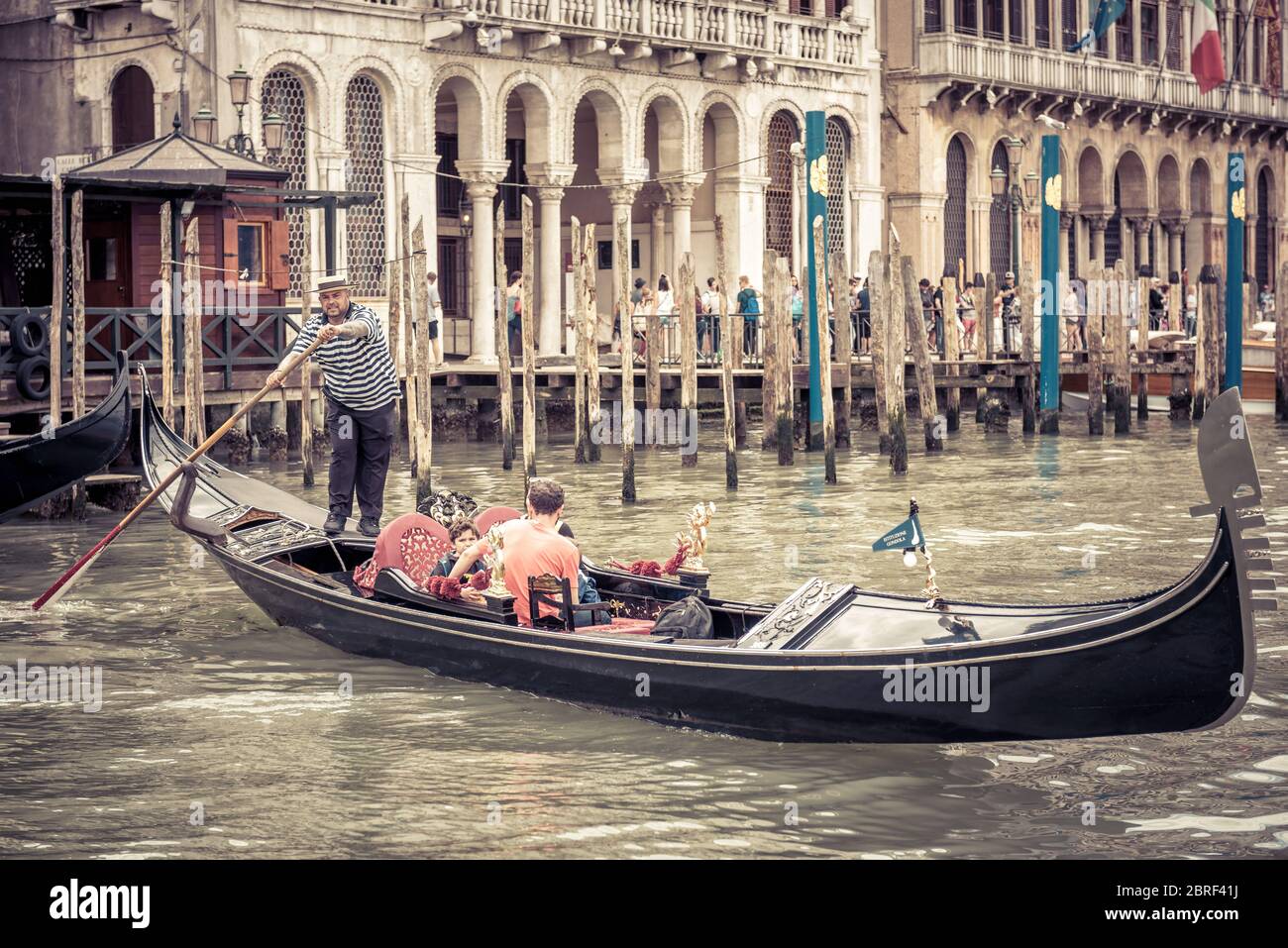Venezia, Italia - 21 maggio 2017: La gondola con i turisti galleggia lungo il Canal Grande. La gondola è il mezzo di trasporto turistico più attraente di Venezia. Foto Stock