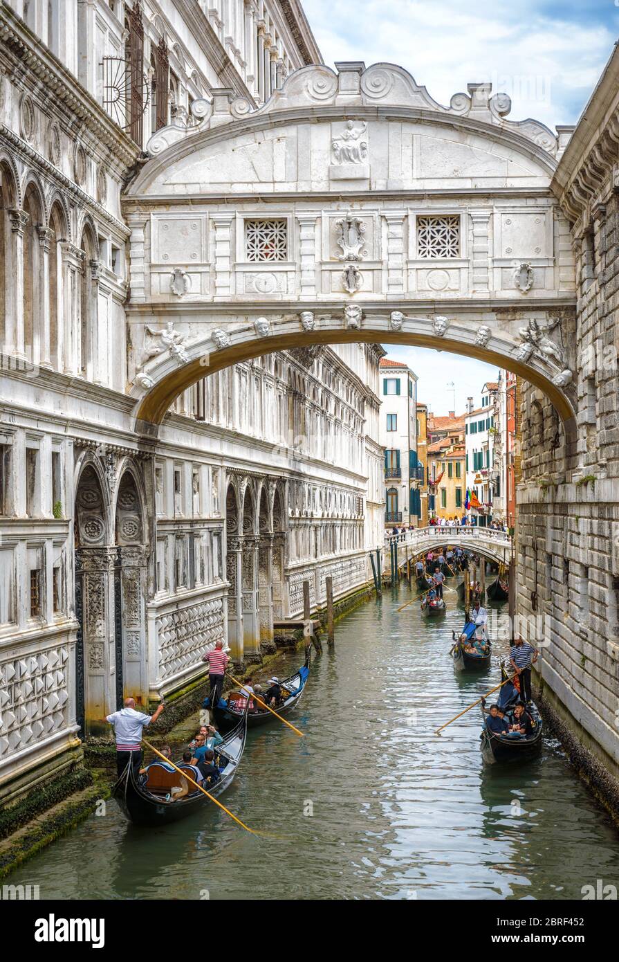 Venezia, Italia - 21 maggio 2017: Gondole con turisti navigano sotto il famoso Ponte dei Sospiri di Venezia. E' un famoso punto di riferimento di Venezia. Wate romantico Foto Stock
